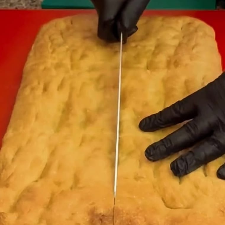 Focaccia pečena svježe i rezana rukom