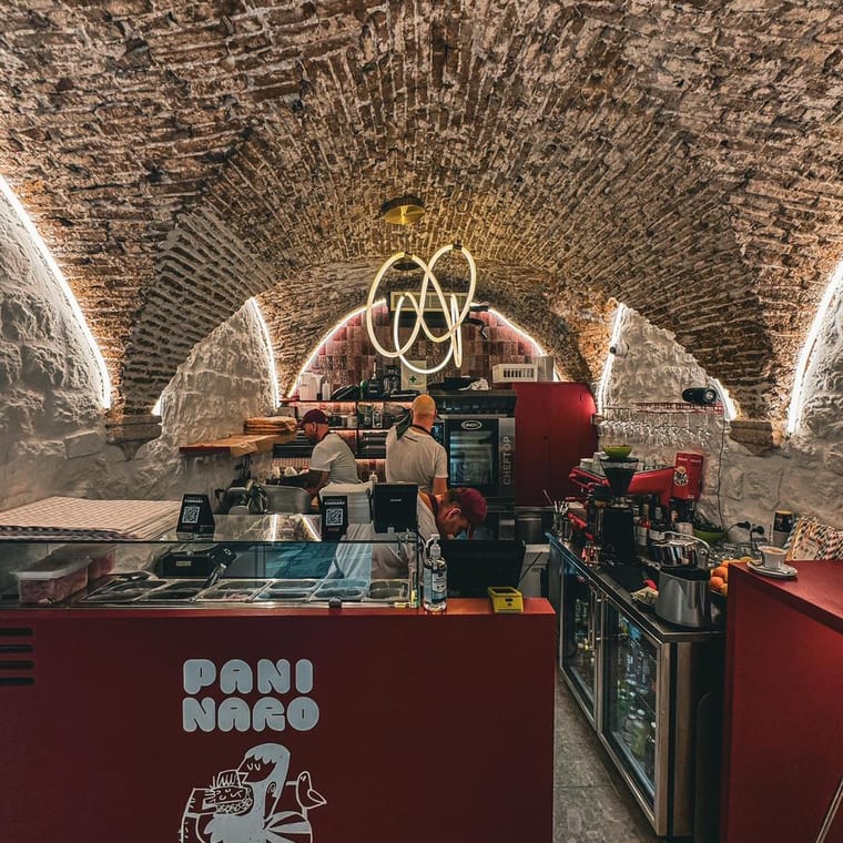 Šank Paninara pod kamenim svodovima Starog grada